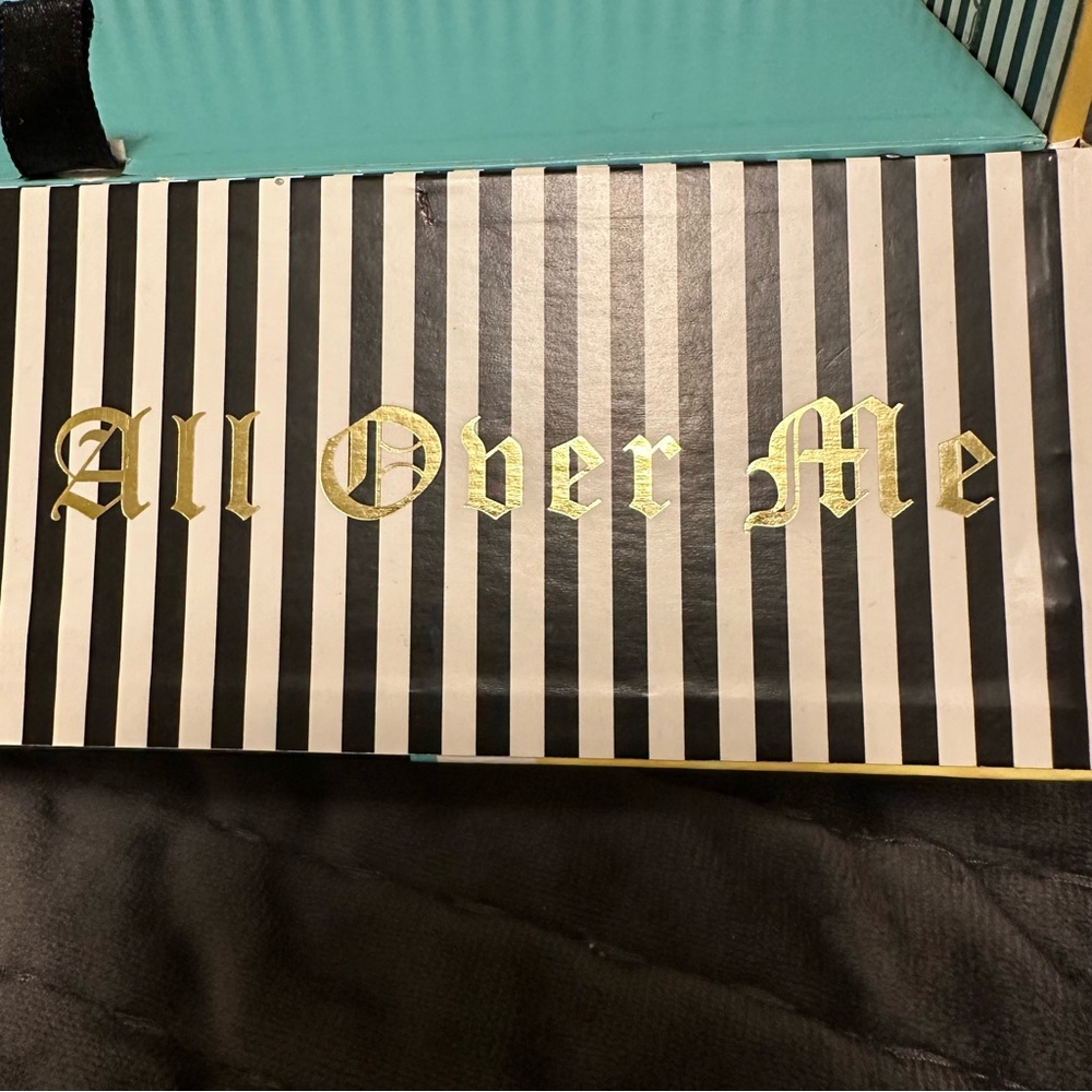 ⭐️ L.A.M.B. Gold and Black Fragrance Box with Teal Interior - Picture 12 of 16